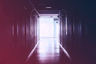 Родителей девочки, которая пять лет живет в московской клинике, объявили в розыск