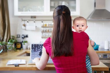 Работающие родители смогут получать пособие одновременно с зарплатой