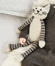 Котик вязаный милый полосатый